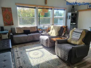 Cute Cottage with fully fenced yard - Image 3