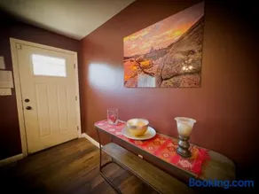 Golden Bear - Comfy cabin, short drive to the lake! Ping Pong and Pool Table! Darts and Air Hockey! - Image 3