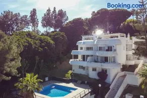 Relaxing Family Retreat with Stunning Golf Views - Image 1