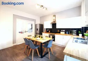 The Mellor - Holiday Home With Free Parking - 5 Minutes Drive to Coop Live Arena, Etihad Stadium & Manchester City Centre - Image 5