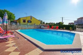Apartment Marina 1 with shared pool - Image 3