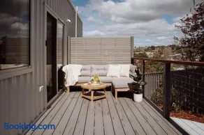 The Bennett Loft, a modern Launceston hideaway - Image 3