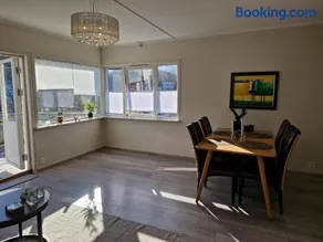 Central,free parking and 10 min walk to train station - Image 2