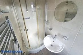 Private Guesthouse - Image 5