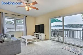 Spacious Lakefront House With a Private Dock - Image 2