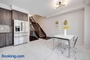 Elegant Port Credit Escape Lakefront And Dining - Image 2