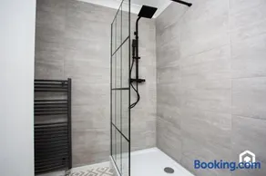 Modern 3-Bedroom Retreat - Image 5
