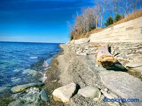 Springtime on the Lake Erie - 180 degree views and game arcade - Image 2
