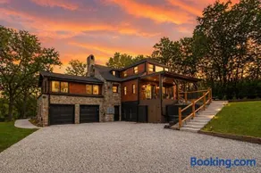 Sleeps 21! 6 Acres-Hot Tub-Sauna-Pickleball-Downtown KC in 21 min! - Image 1