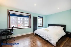 Private Garden & Parking, Suite & Rooms Thamesmead - Image 2