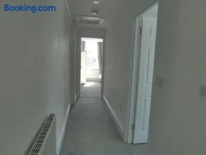 Top floor flat with sea view - Image 3