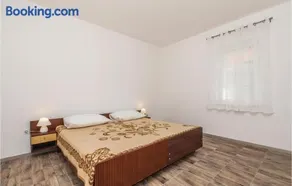 Stunning Apartment In Mandre With Wifi - Image 4