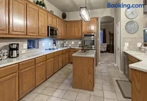 Pro Designed Home 4BDRM POOL - Image 2