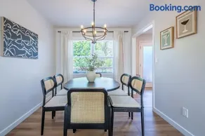 Modern 4BR Home Near Art, Nature & Dining - Image 1