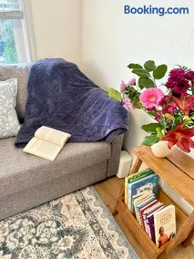 Private Entire Guest Suite, 1 min to bus stops to Downtown and major attractions - Image 2