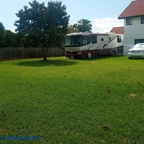 Cozy Motorhome with Free Parking & Private Entrance - Image 3