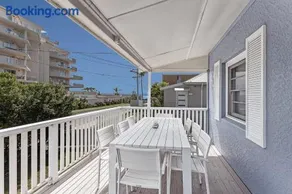 Oscar's Beach House, 14 Tomaree Rd - pet friendly, air con, Wi-Fi, Linen - Image 2