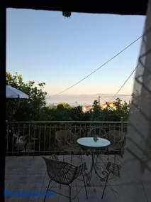 Cosy 2Bedroom House Sea View & Garden in Petalidi - Image 3