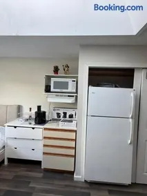 Private Suite , Private Bath , 10 min to Downtown - Image 4