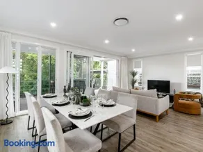 Spacious 4-Bedroom Bardon Retreat Across 2 Levels - Image 3