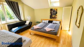 Exquisite Rooms in Shared Villa with Garden & Parking - Image 2