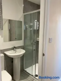 Beautiful private en-suite room with its own entry - Image 4