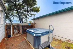 Comfy duplex with peekaboo ocean views private hot tub & easy beach access - Image 2