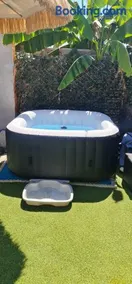 Beau logement avec terrasse, jacuzzi et terrain de pétanque privatif à 5 minutes de la plage - Image 1
