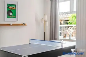 3BR Home Parking WiFi Manchester Sleeps 8 - Image 2