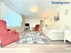 North - Family Neighborhood, Pet Friendly - Image 2