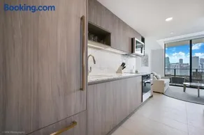 New unit 28th Floor with Unbeatable Bayside Views - Image 4