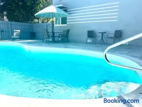 Walk to Las Olas Pool Perfect Couples Stay - Image 2