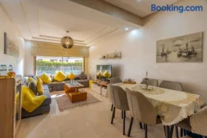 Spacious apartment with pool - Image 5