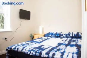 QUEEN GUEST HOUSE - Image 1