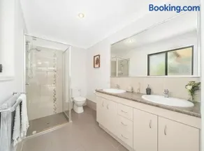 Sandstone Pt Pet friendly 4-bedroom home - Image 2