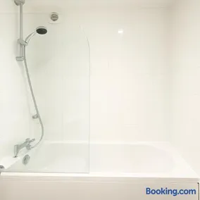 Modern 3BR 3BA Watford Home, For Contractors & Families, Close to Warner Bros, Free Parking, Sleeps 6 - Image 3