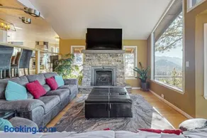 Luxury home with game room sauna and stunning lake views - Image 2