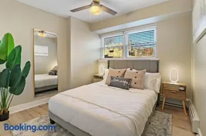 2BR Midway Getaway! l 20 min to downtown Chicago - Image 4