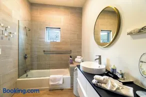 Modern Santa Fe Baca Railyard Apartment with Terrace - Image 4