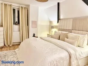 THREE BEDROOM Rural, relaxing and peaceful,DOGS welcome! With Cymru Holidays - Image 3