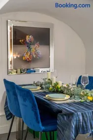 Niru Experience Chelsea Oasis with Courtyard - Image 3