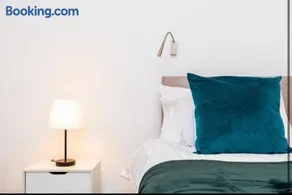 Superior Large Family Suite, Lux Living City Apartment, 2 Kingsize Bedrooms 2 Bath Business Suite WiFi Parking - Image 3