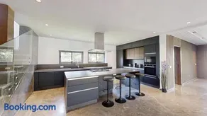 Villa S- Luxurious 8 masterbedrooms villa on 3000m2, close to all amenities, Golf and heart of Souissi - Image 1