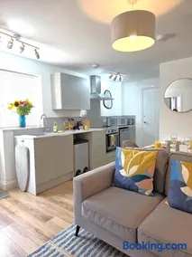 Cozy One Bed Flat at Dawe Luxury Suites - An Entire Apartment near Ely Cathedral & Train Station - The Perfect Base to Explore Ely, Cambridge, Norfolk & London - 2 Guests Max & Pet Friendly - Image 4