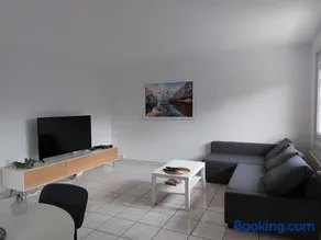 Charmant appartement au rez de jardin d'une maison - Image 1