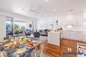 Living the dream, 7a Sandy Point Rd - views, air con, linen - Image 2