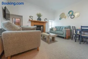 Sea Crest - Beachfront Escape with Whisky Snug - Image 5