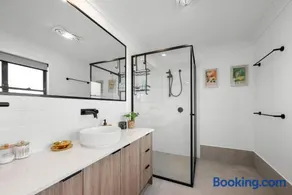 Stylish Clontarf Townhouse & Parking - Image 2