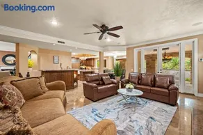 Luxury Villa w Pool Garden & Outdoor Lounge - Image 2