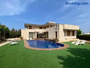 Villa de lujo con piscina, jacuzzi, jardín y terraza - Image 1